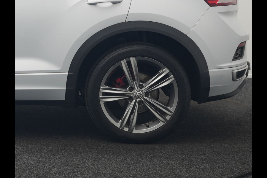 Volkswagen T-Roc 1.5 TSI R-Line 150pk Dealer O.H. | Trekhaak Afn. | Panodak | Adaptive Cruise | Camera | Sportstoelen Verwarmd | Keyless | Apple Carplay | Blis | LED Koplampen | Navigatie | DAB |
