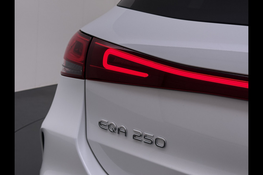 Mercedes-Benz EQA 250 AMG Line 69kWh SOH 98% Navi Camera Ecc Pdc Stoelverwarming Cruise Control DAB Bluetooth Elek.Achterklep Led Lmv 18" Privacy Glas Ambience-verlichting Licht en zichtpakket 1e Eigenaar Volledig Dealeronderhouden Origineel Nederlandse Auto