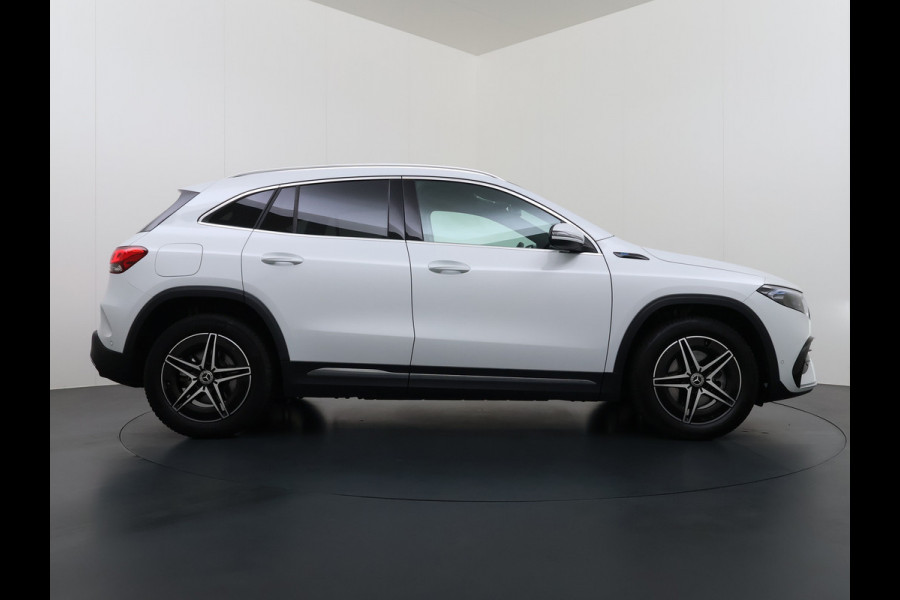 Mercedes-Benz EQA 250 AMG Line 69kWh SOH 98% Navi Camera Ecc Pdc Stoelverwarming Cruise Control DAB Bluetooth Elek.Achterklep Led Lmv 18" Privacy Glas Ambience-verlichting Licht en zichtpakket 1e Eigenaar Volledig Dealeronderhouden Origineel Nederlandse Auto