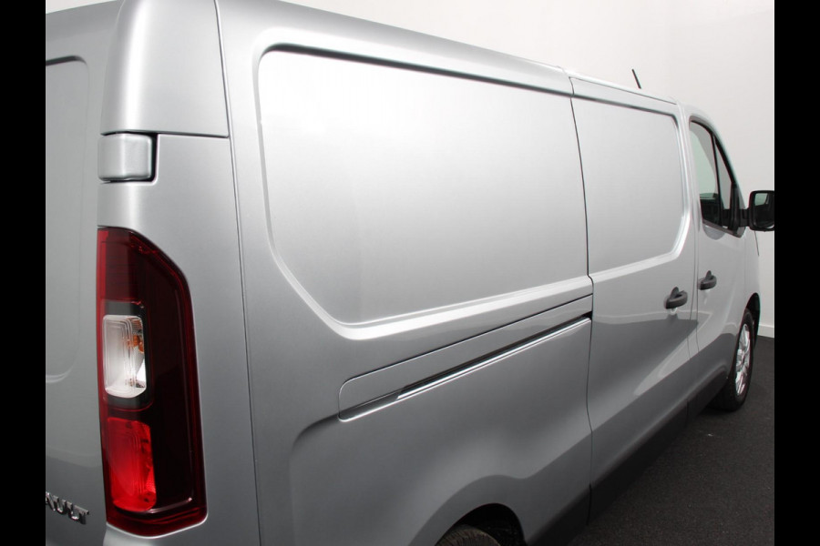 Renault Trafic 2.0 Blue dCi 110PK T30 L2H1 Advance Navigatie bluetooth DAB Camera Airco Trekhaak Houten bekleding Lichtmetalen velgen