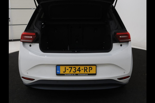 Volkswagen ID.3 First Plus 58 kWh | Trekhaak | Stoel & stuurverwarming | Camera | Adaptive cruise | Sfeerverlichting | Carplay | Navigatie | Keyless | Matrix LED