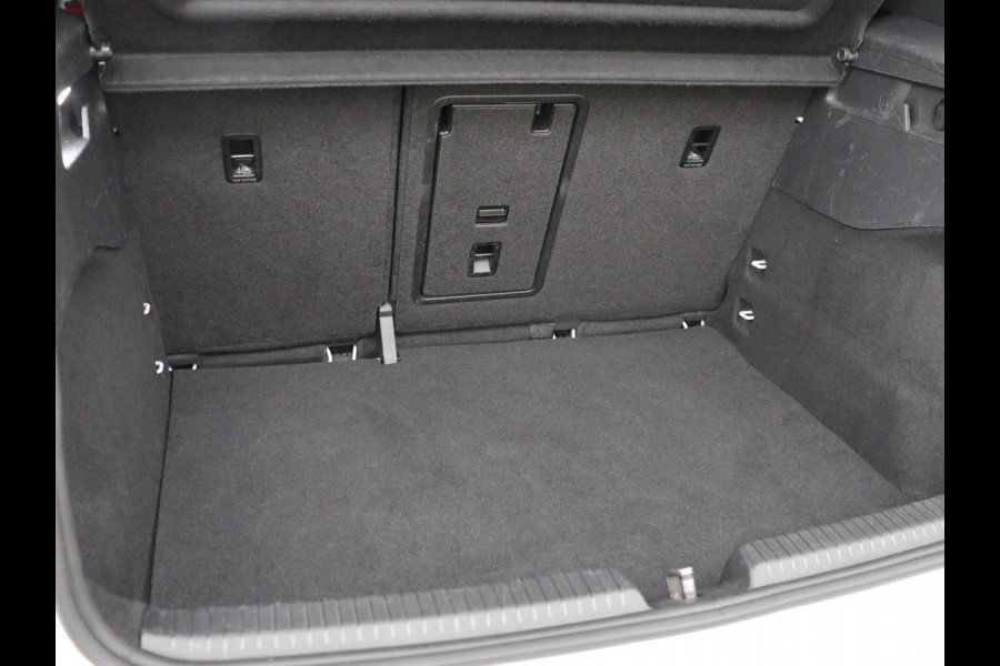 Volkswagen ID.3 First Plus 58 kWh | Trekhaak | Stoel & stuurverwarming | Camera | Adaptive cruise | Sfeerverlichting | Carplay | Navigatie | Keyless | Matrix LED