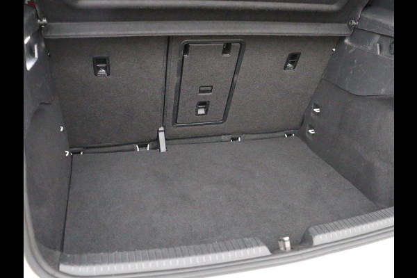 Volkswagen ID.3 First Plus 58 kWh | Trekhaak | Stoel & stuurverwarming | Camera | Adaptive cruise | Sfeerverlichting | Carplay | Navigatie | Keyless | Matrix LED