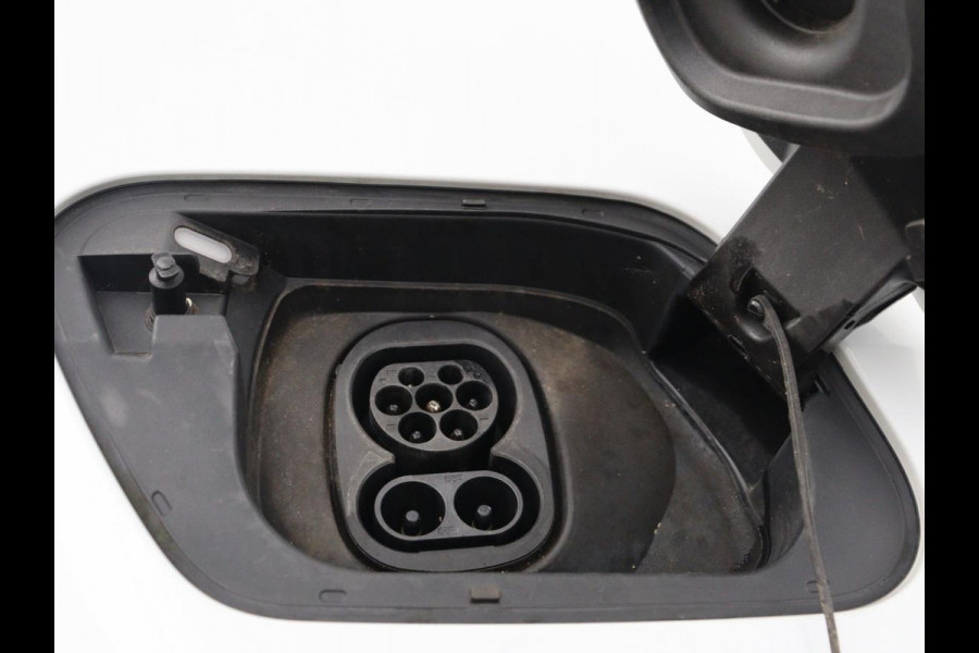 Volkswagen ID.3 First Plus 58 kWh | Trekhaak | Stoel & stuurverwarming | Camera | Adaptive cruise | Sfeerverlichting | Carplay | Navigatie | Keyless | Matrix LED