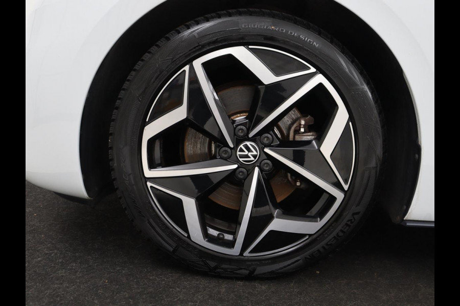 Volkswagen ID.3 First Plus 58 kWh | Trekhaak | Stoel & stuurverwarming | Camera | Adaptive cruise | Sfeerverlichting | Carplay | Navigatie | Keyless | Matrix LED