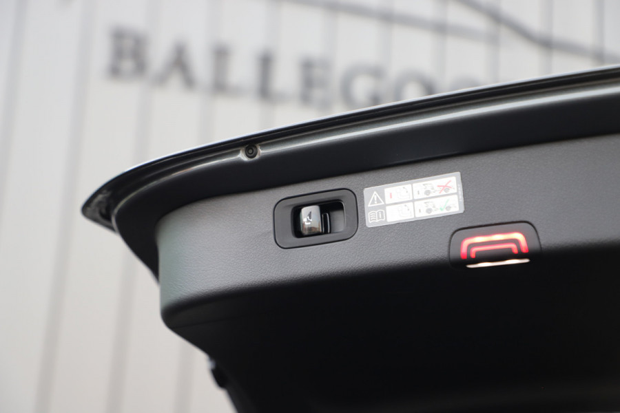 Mercedes-Benz C-Klasse 300e AMG | 313PK | Head-up | Keyless-go | Sfeerverlichting | Memory | Pano | Leder | Standkachel | Trekhaak | 2022.