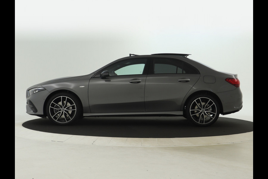 Mercedes-Benz A-Klasse 250 e Business Solution AMG | AMG Line Plus pakket | Trekhaak | Nightpakket  | 360°-camera | Dodehoekassistent | Antidiefstalpakket  | Inclusief 24 maanden Mercedes-Benz Certified garantie voor Europa.