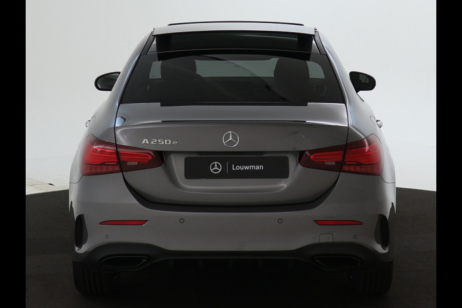 Mercedes-Benz A-Klasse 250 e Business Solution AMG | AMG Line Plus pakket | Trekhaak | Nightpakket  | 360°-camera | Dodehoekassistent | Antidiefstalpakket  | Inclusief 24 maanden Mercedes-Benz Certified garantie voor Europa.
