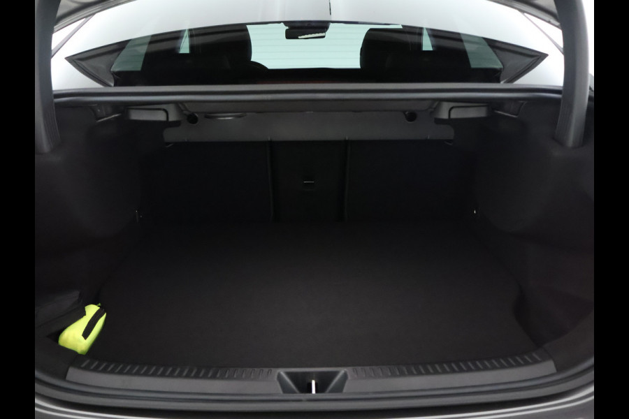 Mercedes-Benz A-Klasse 250 e Business Solution AMG | AMG Line Plus pakket | Trekhaak | Nightpakket  | 360°-camera | Dodehoekassistent | Antidiefstalpakket  | Inclusief 24 maanden Mercedes-Benz Certified garantie voor Europa.