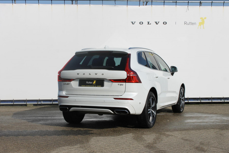 Volvo XC60 T5 250PK Automaat R-Design Adaptieve cruise control / Semi elektrisch wegklapbare trekhaak / Apple Carplay / Stoel en stuurwielverwarming / Parkeersensoren voor en achter met parkeercamera