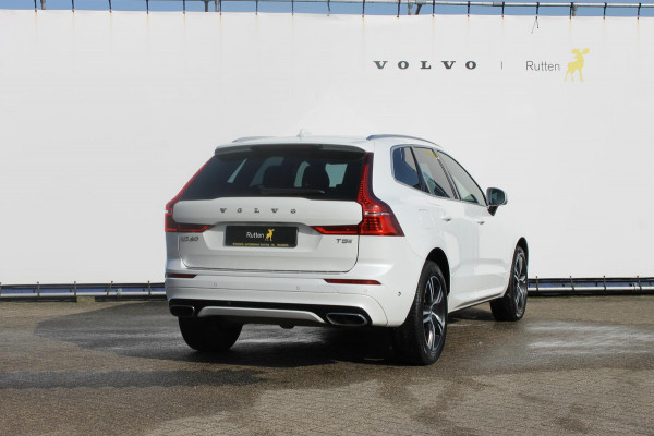 Volvo XC60 T5 250PK Automaat R-Design Adaptieve cruise control / Semi elektrisch wegklapbare trekhaak / Apple Carplay / Stoel en stuurwielverwarming / Parkeersensoren voor en achter met parkeercamera
