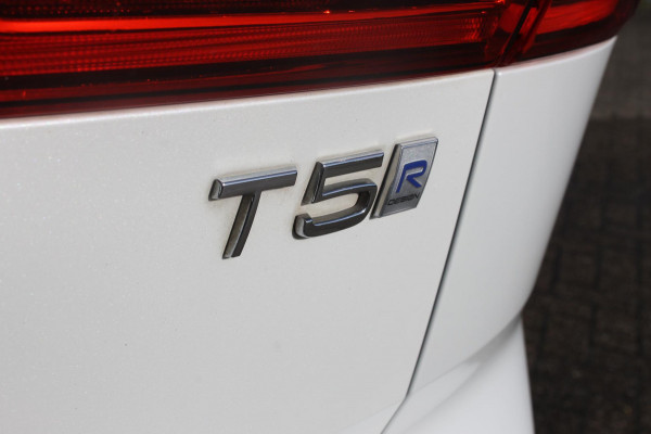 Volvo XC60 T5 250PK Automaat R-Design Adaptieve cruise control / Semi elektrisch wegklapbare trekhaak / Apple Carplay / Stoel en stuurwielverwarming / Parkeersensoren voor en achter met parkeercamera