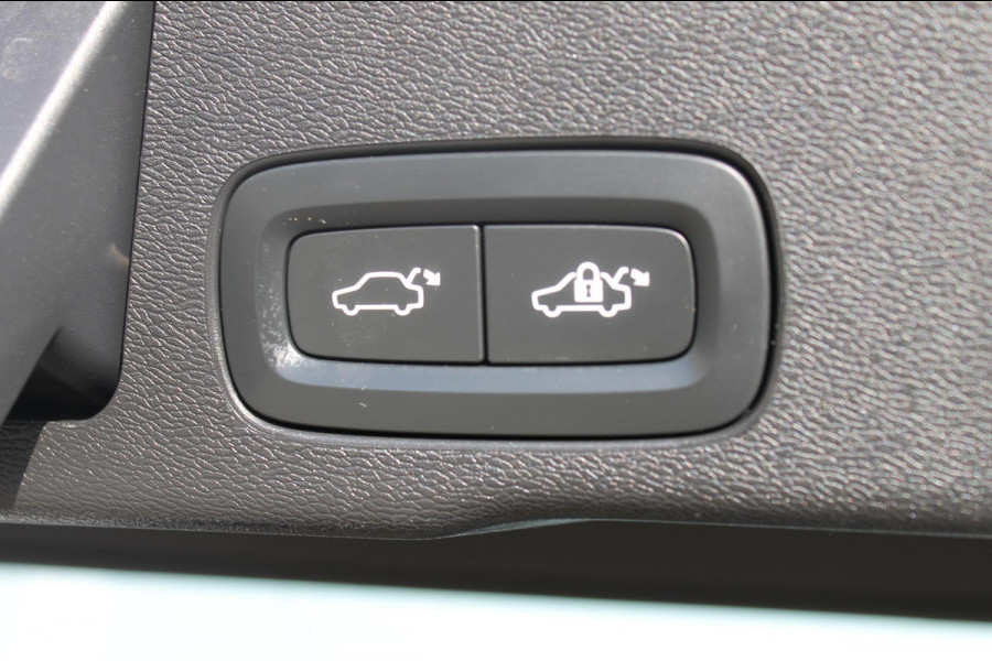 Volvo XC60 T5 250PK Automaat R-Design Adaptieve cruise control / Semi elektrisch wegklapbare trekhaak / Apple Carplay / Stoel en stuurwielverwarming / Parkeersensoren voor en achter met parkeercamera