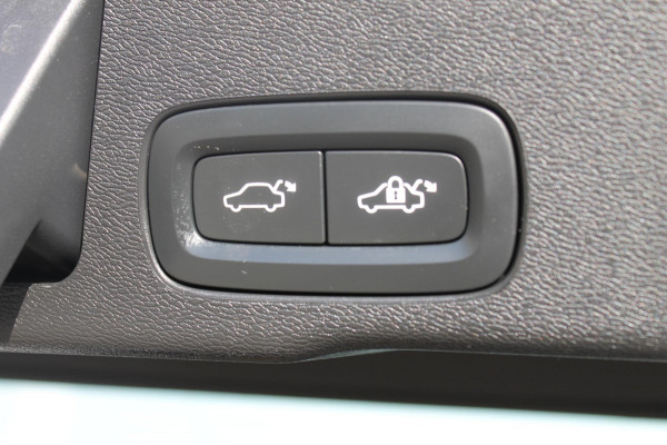 Volvo XC60 T5 250PK Automaat R-Design Adaptieve cruise control / Semi elektrisch wegklapbare trekhaak / Apple Carplay / Stoel en stuurwielverwarming / Parkeersensoren voor en achter met parkeercamera