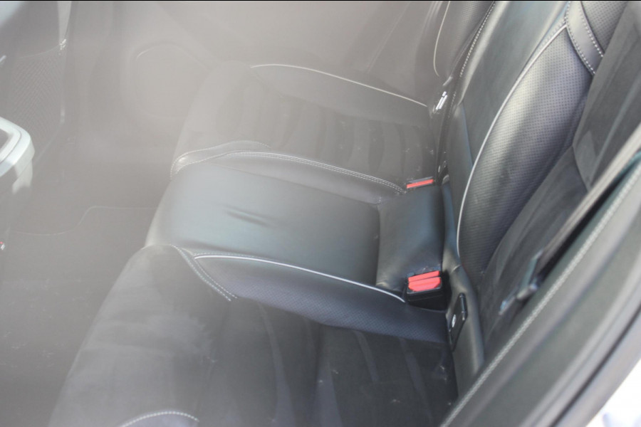 Volvo XC60 T5 250PK Automaat R-Design Adaptieve cruise control / Semi elektrisch wegklapbare trekhaak / Apple Carplay / Stoel en stuurwielverwarming / Parkeersensoren voor en achter met parkeercamera