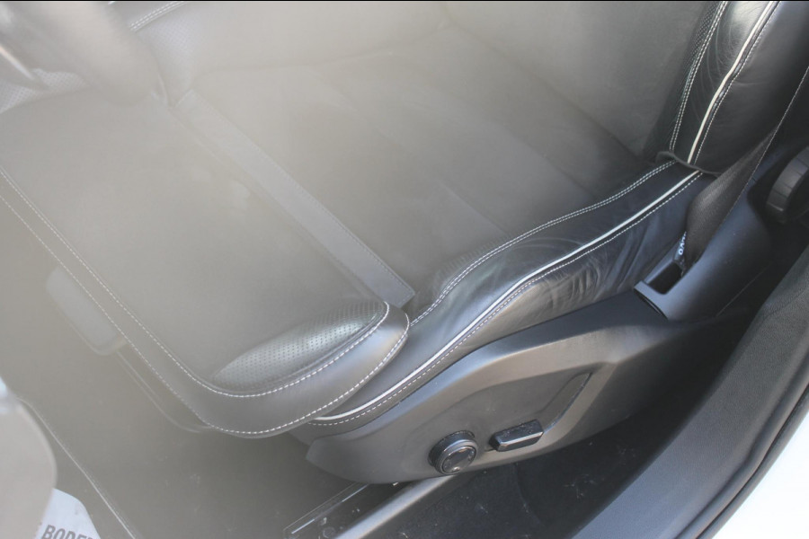 Volvo XC60 T5 250PK Automaat R-Design Adaptieve cruise control / Semi elektrisch wegklapbare trekhaak / Apple Carplay / Stoel en stuurwielverwarming / Parkeersensoren voor en achter met parkeercamera
