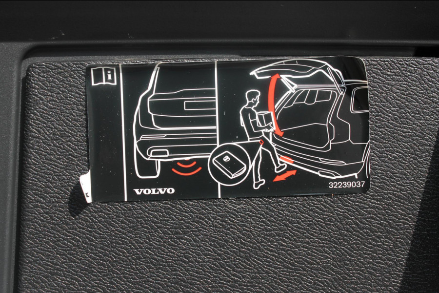 Volvo XC60 T5 250PK Automaat R-Design Adaptieve cruise control / Semi elektrisch wegklapbare trekhaak / Apple Carplay / Stoel en stuurwielverwarming / Parkeersensoren voor en achter met parkeercamera