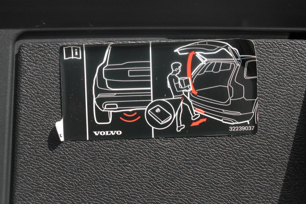 Volvo XC60 T5 250PK Automaat R-Design Adaptieve cruise control / Semi elektrisch wegklapbare trekhaak / Apple Carplay / Stoel en stuurwielverwarming / Parkeersensoren voor en achter met parkeercamera