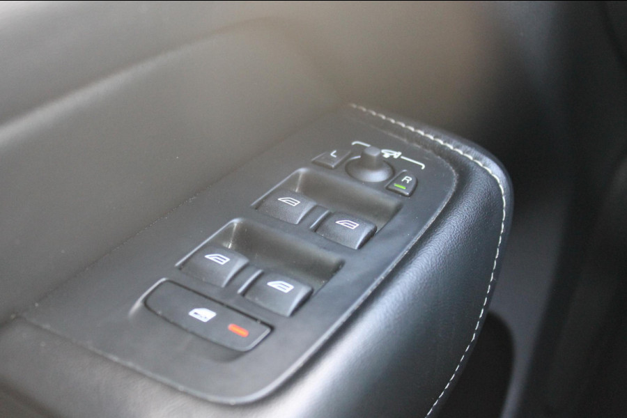 Volvo XC60 T5 250PK Automaat R-Design Adaptieve cruise control / Semi elektrisch wegklapbare trekhaak / Apple Carplay / Stoel en stuurwielverwarming / Parkeersensoren voor en achter met parkeercamera