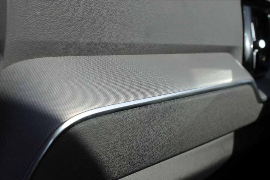 Volvo XC60 T5 250PK Automaat R-Design Adaptieve cruise control / Semi elektrisch wegklapbare trekhaak / Apple Carplay / Stoel en stuurwielverwarming / Parkeersensoren voor en achter met parkeercamera