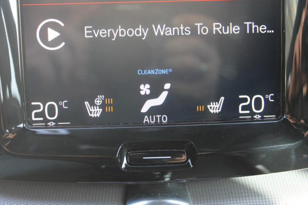 Volvo XC60 T5 250PK Automaat R-Design Adaptieve cruise control / Semi elektrisch wegklapbare trekhaak / Apple Carplay / Stoel en stuurwielverwarming / Parkeersensoren voor en achter met parkeercamera