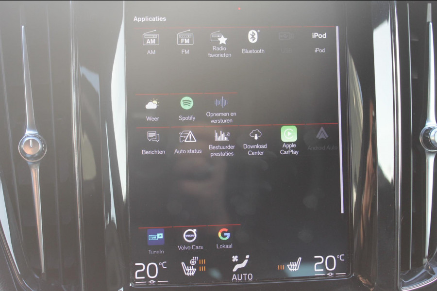 Volvo XC60 T5 250PK Automaat R-Design Adaptieve cruise control / Semi elektrisch wegklapbare trekhaak / Apple Carplay / Stoel en stuurwielverwarming / Parkeersensoren voor en achter met parkeercamera
