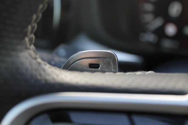 Volvo XC60 T5 250PK Automaat R-Design Adaptieve cruise control / Semi elektrisch wegklapbare trekhaak / Apple Carplay / Stoel en stuurwielverwarming / Parkeersensoren voor en achter met parkeercamera