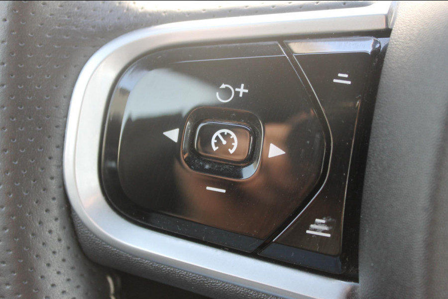 Volvo XC60 T5 250PK Automaat R-Design Adaptieve cruise control / Semi elektrisch wegklapbare trekhaak / Apple Carplay / Stoel en stuurwielverwarming / Parkeersensoren voor en achter met parkeercamera