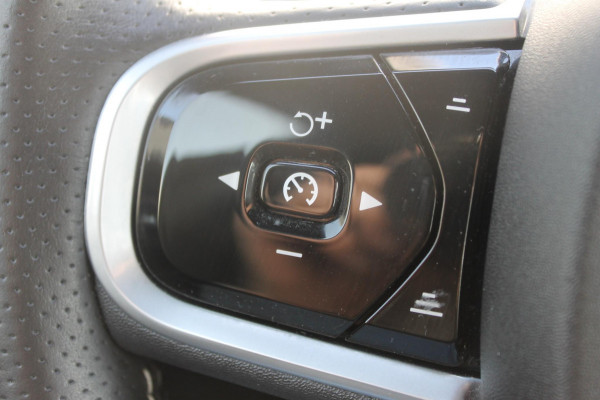 Volvo XC60 T5 250PK Automaat R-Design Adaptieve cruise control / Semi elektrisch wegklapbare trekhaak / Apple Carplay / Stoel en stuurwielverwarming / Parkeersensoren voor en achter met parkeercamera