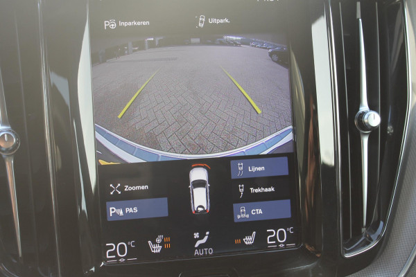 Volvo XC60 T5 250PK Automaat R-Design Adaptieve cruise control / Semi elektrisch wegklapbare trekhaak / Apple Carplay / Stoel en stuurwielverwarming / Parkeersensoren voor en achter met parkeercamera
