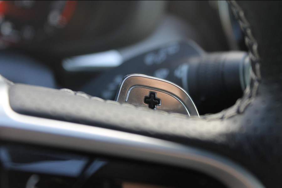 Volvo XC60 T5 250PK Automaat R-Design Adaptieve cruise control / Semi elektrisch wegklapbare trekhaak / Apple Carplay / Stoel en stuurwielverwarming / Parkeersensoren voor en achter met parkeercamera