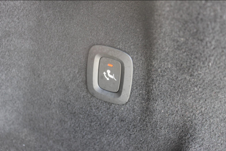 Volvo XC60 T5 250PK Automaat R-Design Adaptieve cruise control / Semi elektrisch wegklapbare trekhaak / Apple Carplay / Stoel en stuurwielverwarming / Parkeersensoren voor en achter met parkeercamera