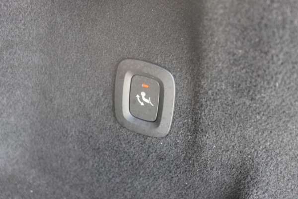 Volvo XC60 T5 250PK Automaat R-Design Adaptieve cruise control / Semi elektrisch wegklapbare trekhaak / Apple Carplay / Stoel en stuurwielverwarming / Parkeersensoren voor en achter met parkeercamera