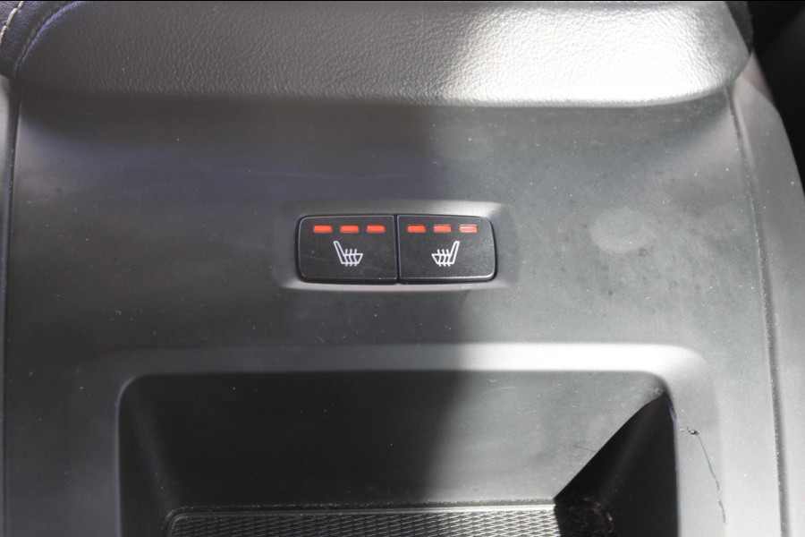 Volvo XC60 T5 250PK Automaat R-Design Adaptieve cruise control / Semi elektrisch wegklapbare trekhaak / Apple Carplay / Stoel en stuurwielverwarming / Parkeersensoren voor en achter met parkeercamera