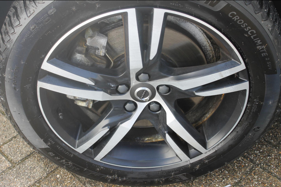 Volvo XC60 T5 250PK Automaat R-Design Adaptieve cruise control / Semi elektrisch wegklapbare trekhaak / Apple Carplay / Stoel en stuurwielverwarming / Parkeersensoren voor en achter met parkeercamera