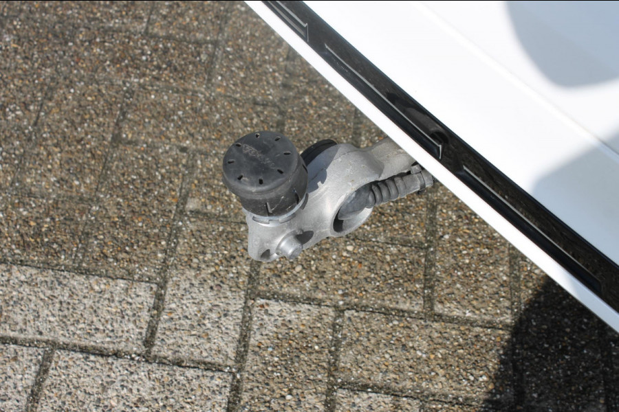 Volvo XC60 T5 250PK Automaat R-Design Adaptieve cruise control / Semi elektrisch wegklapbare trekhaak / Apple Carplay / Stoel en stuurwielverwarming / Parkeersensoren voor en achter met parkeercamera