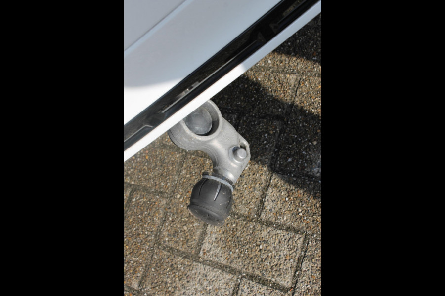 Volvo XC60 T5 250PK Automaat R-Design Adaptieve cruise control / Semi elektrisch wegklapbare trekhaak / Apple Carplay / Stoel en stuurwielverwarming / Parkeersensoren voor en achter met parkeercamera