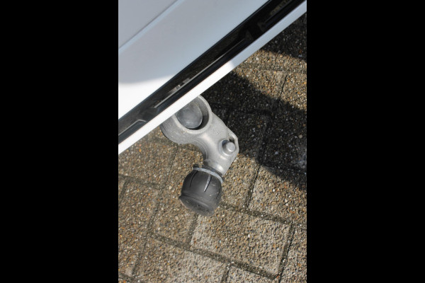 Volvo XC60 T5 250PK Automaat R-Design Adaptieve cruise control / Semi elektrisch wegklapbare trekhaak / Apple Carplay / Stoel en stuurwielverwarming / Parkeersensoren voor en achter met parkeercamera