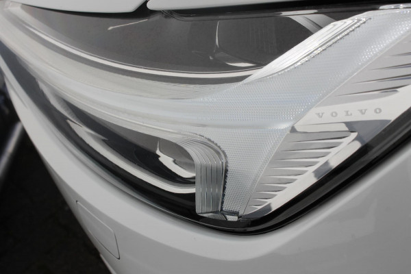 Volvo XC60 T5 250PK Automaat R-Design Adaptieve cruise control / Semi elektrisch wegklapbare trekhaak / Apple Carplay / Stoel en stuurwielverwarming / Parkeersensoren voor en achter met parkeercamera