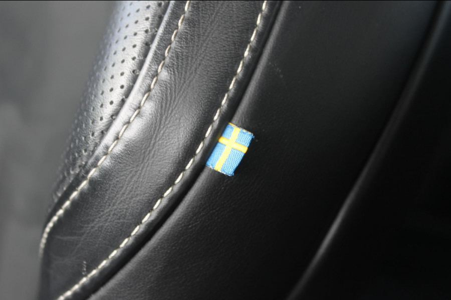 Volvo XC60 T5 250PK Automaat R-Design Adaptieve cruise control / Semi elektrisch wegklapbare trekhaak / Apple Carplay / Stoel en stuurwielverwarming / Parkeersensoren voor en achter met parkeercamera