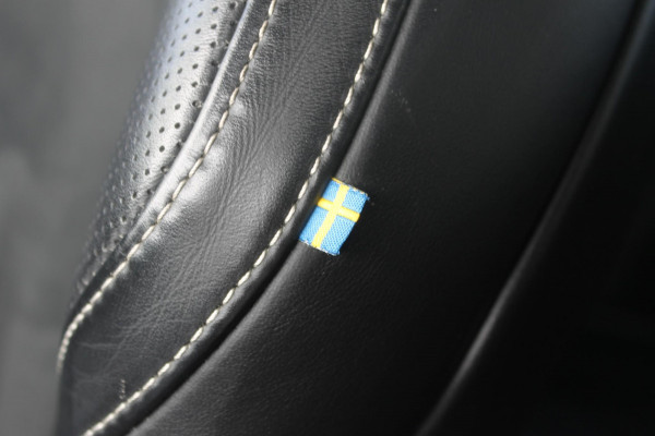 Volvo XC60 T5 250PK Automaat R-Design Adaptieve cruise control / Semi elektrisch wegklapbare trekhaak / Apple Carplay / Stoel en stuurwielverwarming / Parkeersensoren voor en achter met parkeercamera