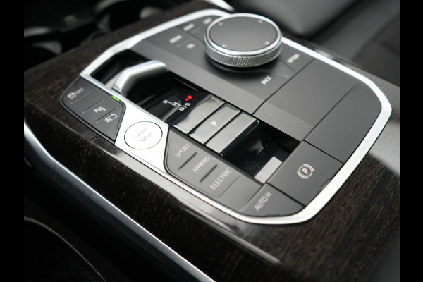 BMW 3 Serie Touring 320e Sportline FACELIFT Plug In Hybrid Dealer O.H PHEV | Panodak | Widescreen Navi | Harman Kardon | Camera | Keyless | Stuurverwarming | Apple Carplay | BLIS |
