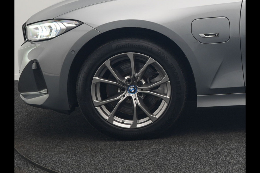 BMW 3 Serie Touring 320e Sportline FACELIFT Plug In Hybrid Dealer O.H PHEV | Panodak | Widescreen Navi | Harman Kardon | Camera | Keyless | Stuurverwarming | Apple Carplay | BLIS |