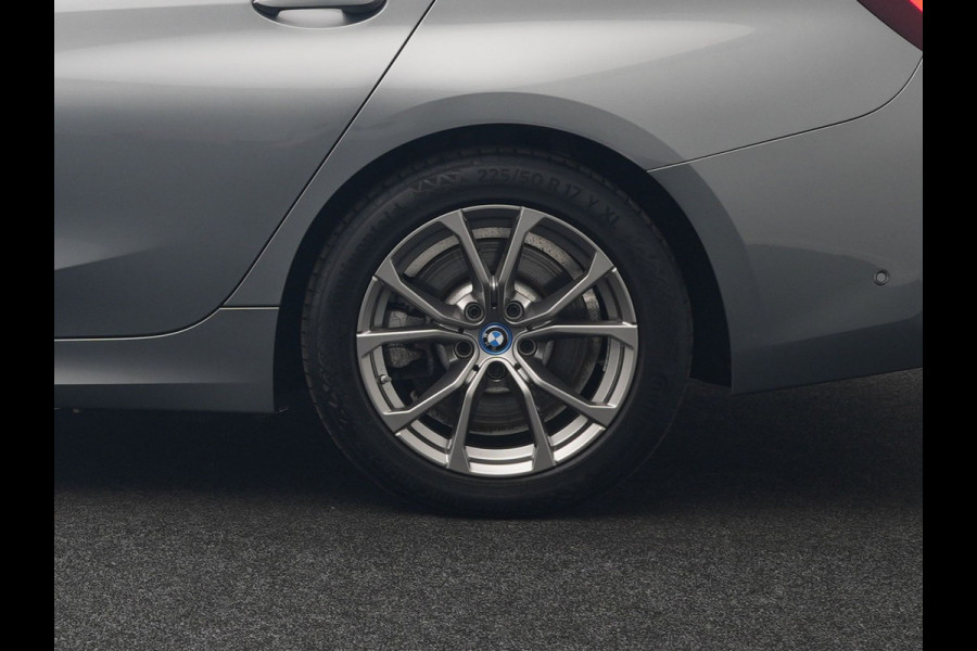 BMW 3 Serie Touring 320e Sportline FACELIFT Plug In Hybrid Dealer O.H PHEV | Panodak | Widescreen Navi | Harman Kardon | Camera | Keyless | Stuurverwarming | Apple Carplay | BLIS |
