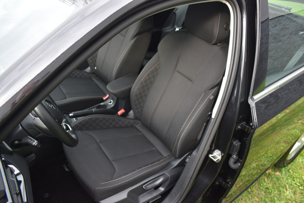 Škoda SCALA 1.0 TSI Ambition Automaat Carplay Navigatie Front/lane assist Stoelverwarming Parkeer sensoren