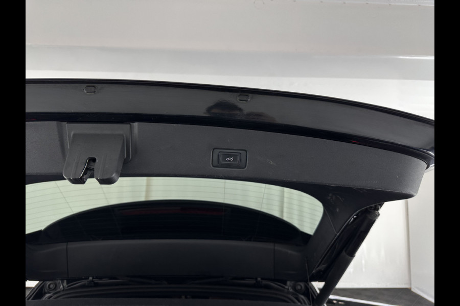 Audi Q4 e-tron 40 Launch edition S Competition 77 kWh [ 3-Fase-11kW ] {SOH-90%} (INCL-BTW) Aut. *HEATPUMP | PANO | LEATHER | MATRIX-LED | AUDI-SOUND | ADAPTIVE-CRUISE | HEATED-SPORTSEATS | AMBIENT-LIGHT | DIGI-COCKPIT | CAMERA | KEYLESS | DAB+ | 20''ALU*