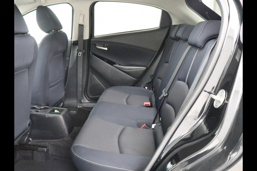 Mazda 2 1.5 Skyact-G Luxury | Stoel & stuurverwarming | Head-Up | Camera | Carplay | Keyless | Full LED | Dodehoek detectie | Climate control | Cruise control | Getint glas | Parkeerhulp