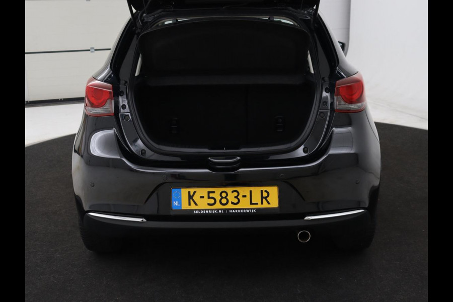Mazda 2 1.5 Skyact-G Luxury | Stoel & stuurverwarming | Head-Up | Camera | Carplay | Keyless | Full LED | Dodehoek detectie | Climate control | Cruise control | Getint glas | Parkeerhulp