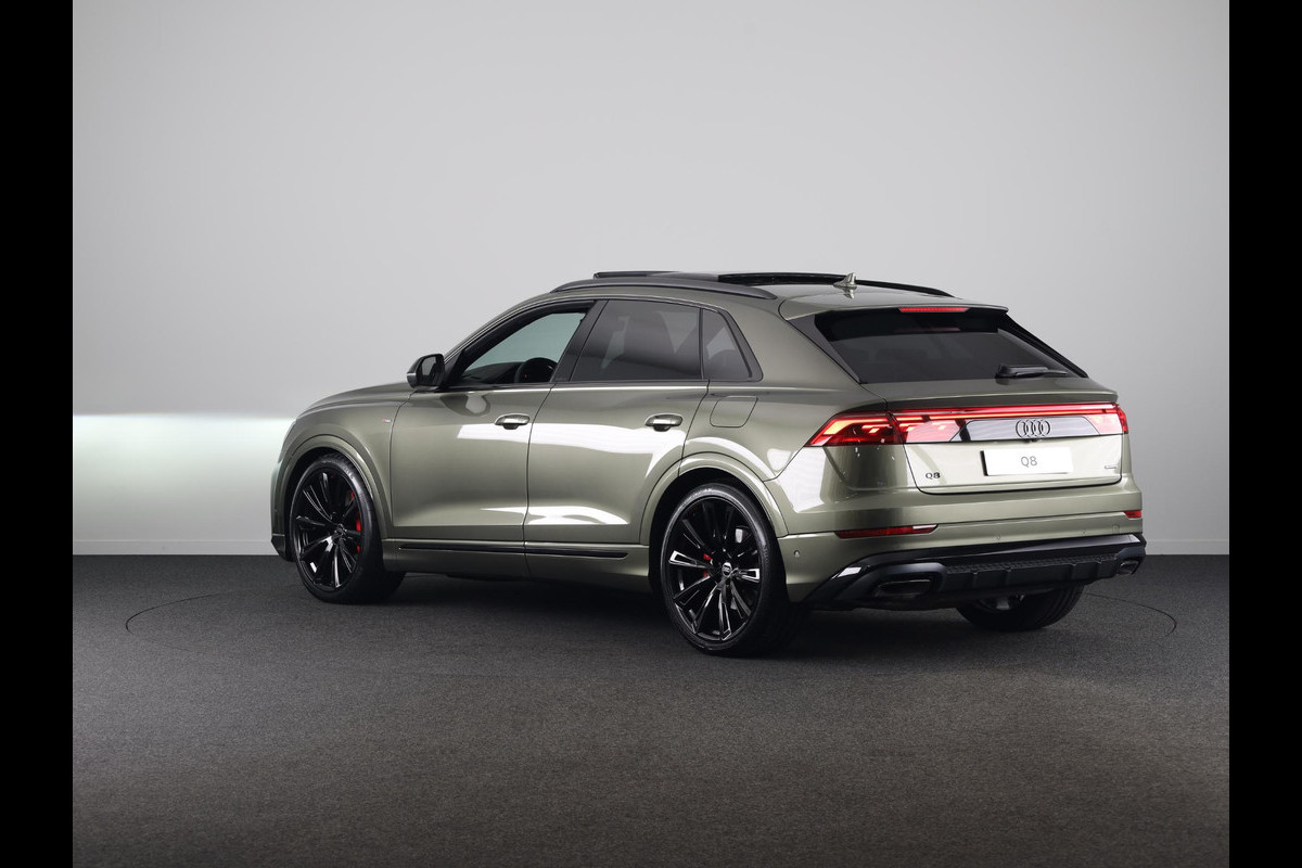 Audi Q8 60 TFSI e quattro Pro Line S Competition 490pk | Panoramadak | HUD | 4 wielbesturing | Stoel ventilatie en massage | Verlengde garantie | 23 inch Lichtmetalen velgen