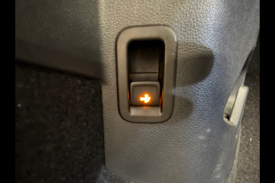 Volkswagen Golf 2.0 TDI R-Line Business AUT. PANO TREKHAAK ACC PDC VOOR EN ACHTER CAMERA NAVI STOELVERWAMING STUURVERWARMING